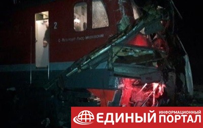 В РФ поезд протаранил автобус, погибли 19 человек