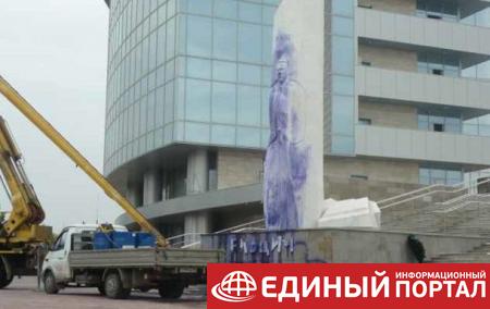 В РФ подожгли памятник Ельцину
