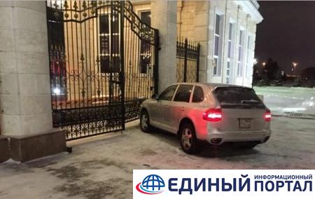 В Казахстане полицейский на Porsche врезался в забор резиденции президента