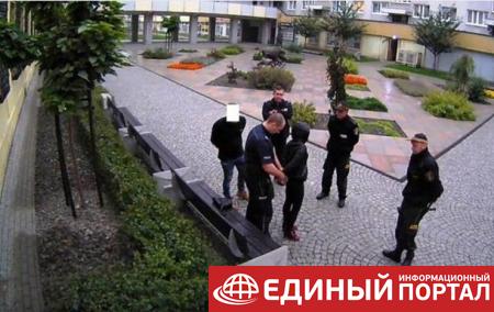 В Пoльшe суд оштрафовал трех человек, которые вытерли ноги о флаг Украины