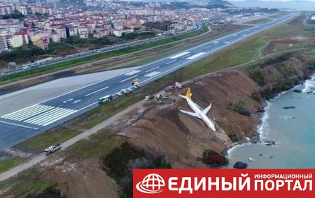 В Турции самолет едва не съехал со склона в море