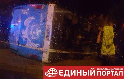 В Турции перевернулся автобус с военными, десятки пострадавших