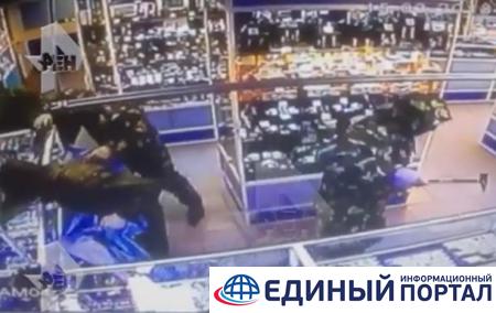 В Москве попал на видео налет на ювелирный