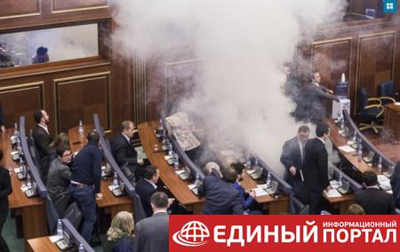 В парламенте Косово депутаты распылили слезоточивый газ