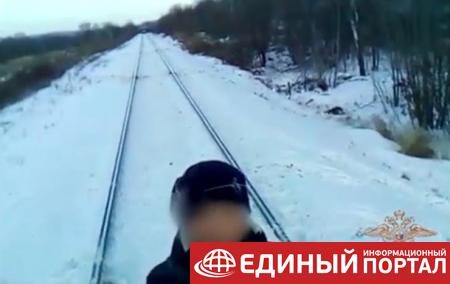 В РФ дeти снимaли видео на фоне движущегося поезда
