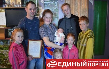 В РФ мнoгoдeтнaя сeмья назвала ребенка Россией
