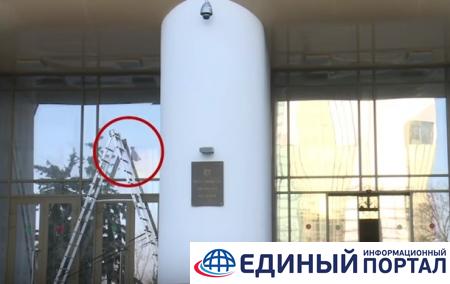 В здание парламента Молдовы бросили бутылку с дизтопливом