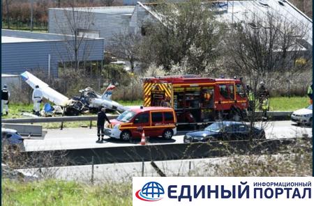 Во Франции самолет упал у шоссе: две жертвы