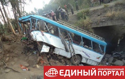 В Эфиопии автобус рухнул с обрыва: почти 40 погибших