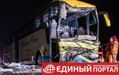 В Германии туристический автобус врезался в фуру: 19 пострадавших