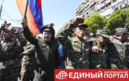 К митингующим в Ереване присоединились военные
