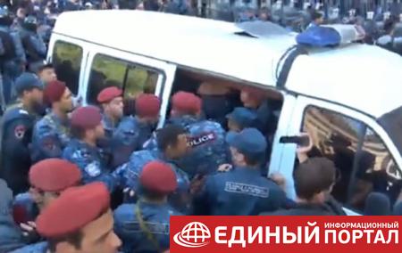 Протесты в Ереване: полиция задерживает демонстрантов
