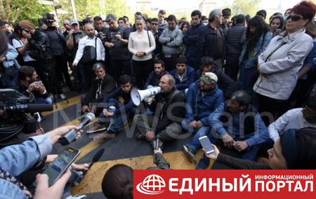 В Ереване протестующие осадили резиденцию премьера