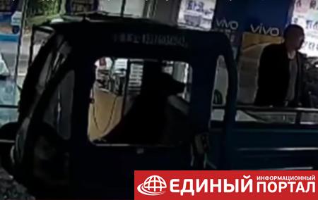 В Китае пес за рулем фургона врезался в магазин