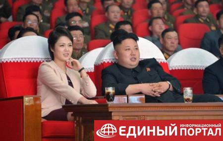 Жену Ким Чен Ына впервые назвали "уважаемой первой леди КНДР"
