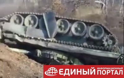 В РФ на "гражданской" дороге перевернулся танк