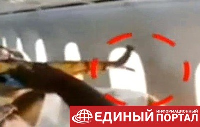 В самолете индийской авиакомпании во время полета выпал иллюминнатор
