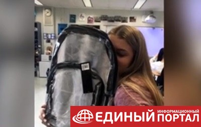 В США школьников обязали носить прозрачные рюкзаки