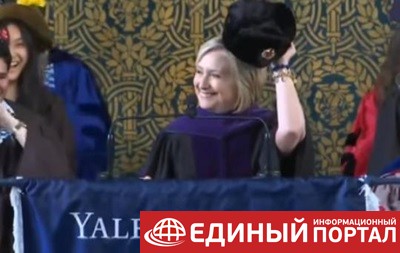 Хиллари Клинтон пришла к выпускникам Йеля с шапкой-ушанкой
