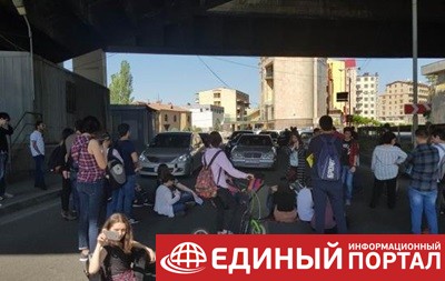 Протесты в Ереване: заблокированы основные дороги