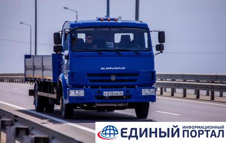 На подходах к Крымскому мосту РФ испытала беспилотные Камазы