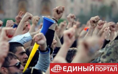 В Ереване демонстранты ворвались в здание мэрии