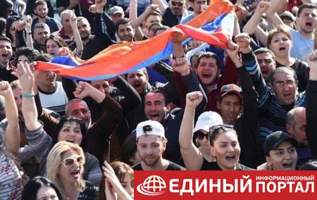 В Ереване тысячи людей на площади ожидают выборы премьера