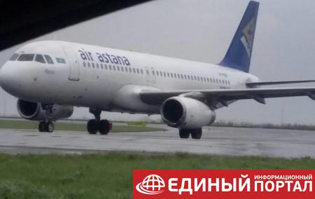 В Казахстане самолет выкатился за пределы взлетно-посадочной полосы