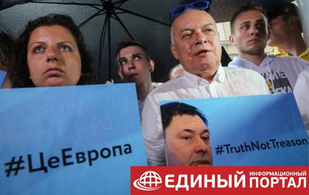 В Москве на акцию в поддержку Вышинского пришли Киселев и Симоньян