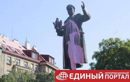В Праге облили краской памятник советскому маршалу