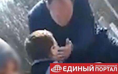 В РФ депутат ударил школьника по лицу