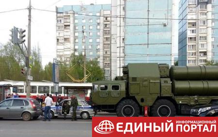В РФ зенитно-ракетный комплекс наехал на полицейское авто