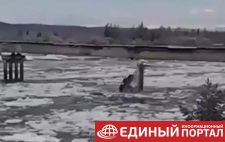 В России обвалился мост Интернациональной дружбы