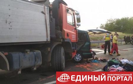 В Венгрии микроавтобус столкнулся с грузовиком: девять жертв
