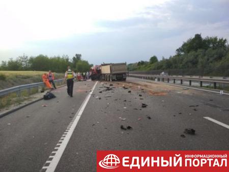 В Венгрии микроавтобус столкнулся с грузовиком: девять жертв