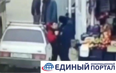 В РФ полицейский избил подростка за то, что тот недостаточно быстро уступил