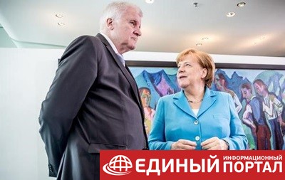 Глава МВД Германии "больше не может" работать с Меркель