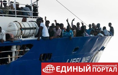 Испания отказалась принять судно с 224 мигрантами