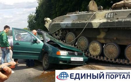 В Беларуси БМП раздавил авто