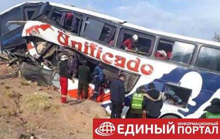 В Боливии автобус врезался в скалу: 17 человек погибли