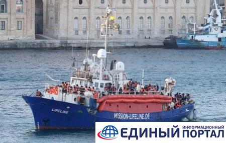 Испания примет корабль с 59 спасенными беженцами