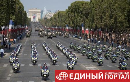 На параде в Париже столкнулись полицейские на мотоциклах