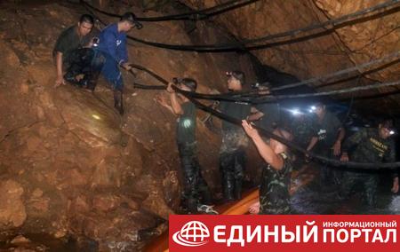Спасатели в Таиланде пробурили шахты для доступа к подросткам в пещере