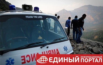В Индии автобус с 20 школьниками упал в ущелье
