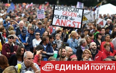 В Мюнхене десятки тысяч человек протестовали против главы МВД