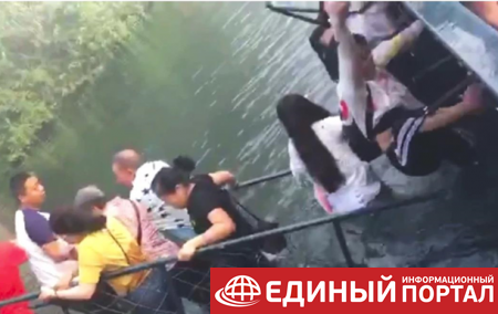 Мост с туристами обрушился в Китае из-за любителя селфи