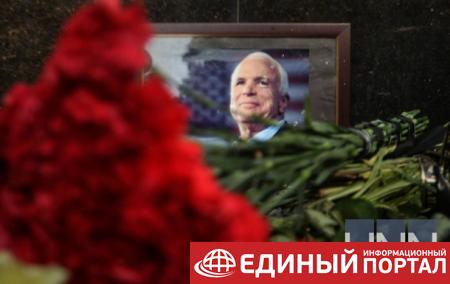 У посольства США в Киеве почтили память Маккейна
