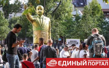 В Германии демонтируют "золотую" статую Эрдогана