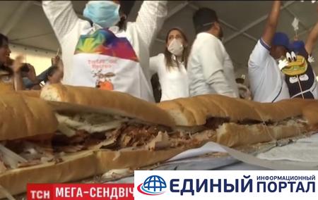 В Мехико приготовили сэндвич длиной 70 метров