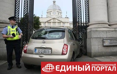 В Дублине женщина въехала в ворота здания правительства